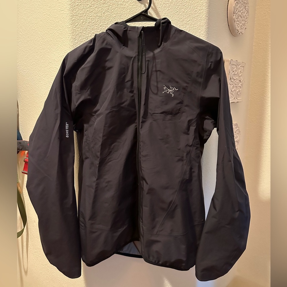 Arc’teryx Women’s Lightweight Gore-Tex Raincoat - medium
